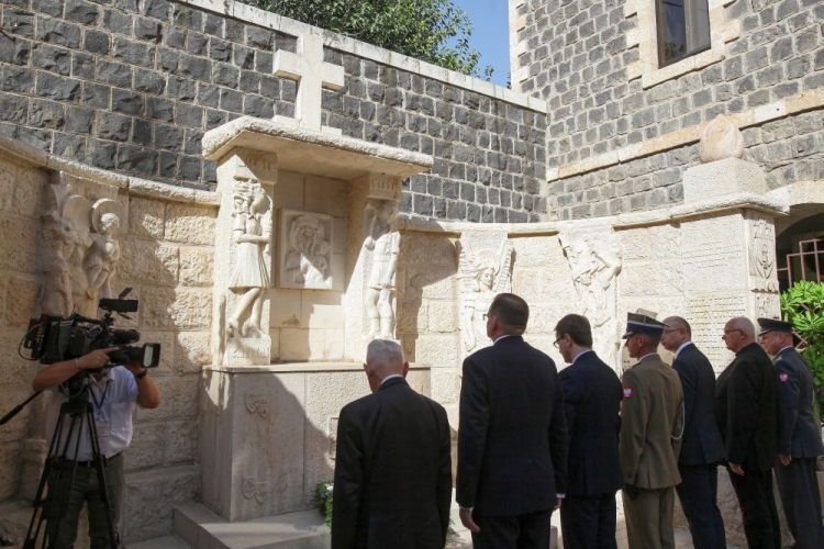 Izrael, Tyberiada, 14.10.2019. Uczestnicy IV Zjazdu Polaków Ratujących Żydów składają wieniec przed pomnikiem ufundowanym przez Żołnierz gen. Andersa. PAP/M. Marek