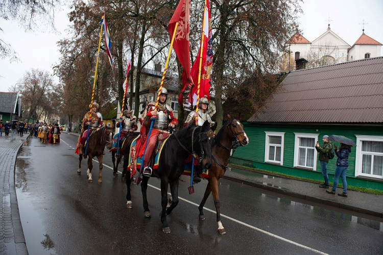 Białostocka Chorągiew Husarii podczas uroczystych obchodów Narodowego Święta Niepodległości Polski w Trokach. 10.11.2019. Fot. PAP/V. Doveiko