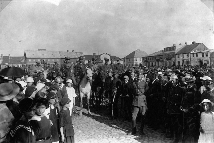 Ciechanów, 1920 r. Pożegnanie oddziału ochotników sformowanego i wyekwipowanego przez miasto. Źródło: Centralne Archiwum Wojskowe WBH