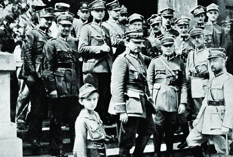 Warszawa, lipiec 1920 r. Generalny Inspektor Armii Ochotniczej, gen. Józef Haller, w otoczeniu oficerów swego sztabu. Źródło: Warszawska Agencja Fotograficzna/„Tygodnik Ilustrowany” nr 31/1920