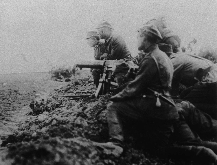 Żołnierze z polskim karabinem maszynowym na polu bitwy pod Radzyminem. 08.1920. Fot. PAP/Archiwum