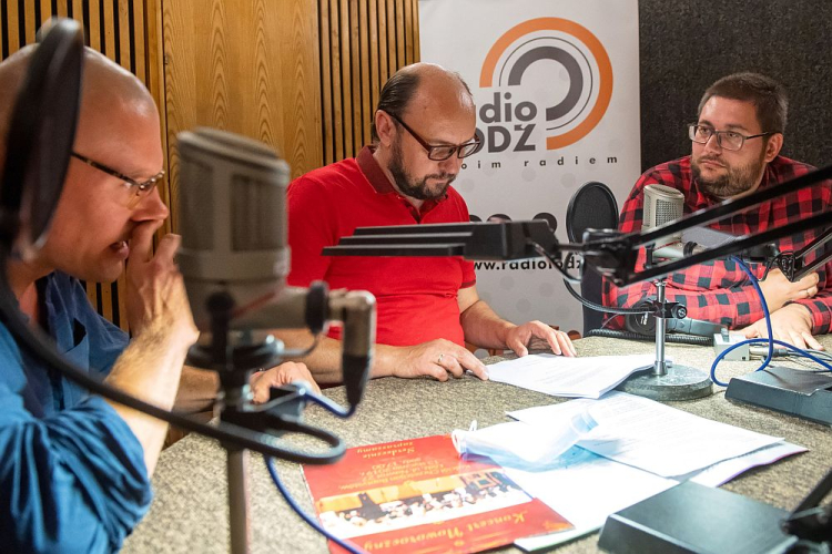 Aktor Adam Woronowicz (C), reżyser Mikołaj Szczęsny (L) i adiunkt w dziale historycznym Muzeum Tradycji Niepodległościowych w Łodzi Sebastian Adamkiewicz (P) podczas realizacji słuchowiska pt. „Zagadka Jana K.” w siedzibie Radia Łódź. Fot. PAP/G. Michałowski