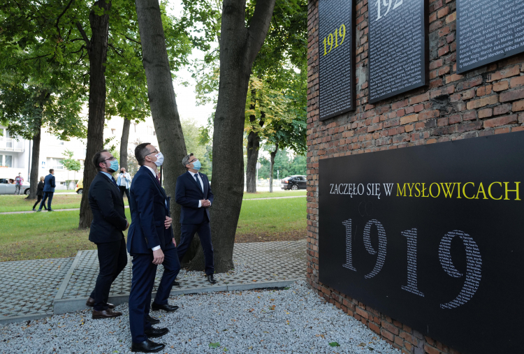 Premier Mateusz Morawiecki (C) i wojewoda śląski Jarosław Wieczorek (P) podczas wizyty w Powstańczej Strefie Pamięci przed wejściem do dawnej Kopalni Węgla Kamiennego Mysłowice. Fot. PAP/A. Grygiel
