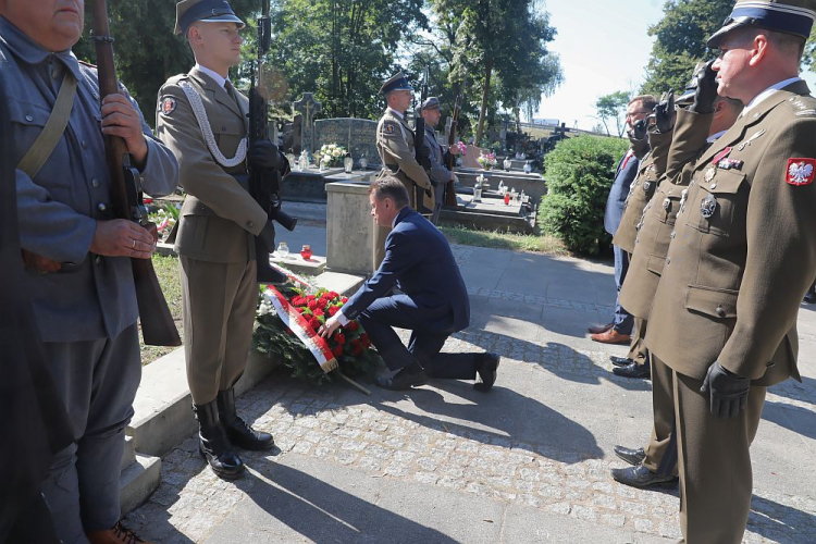 Minister obrony narodowej Mariusz Błaszczak (C) podczas podczas uroczystości na Cmentarzu Żołnierzy Wojny Polsko-Bolszewickiej w Radzyminie. 16.08.2020. Fot. PAP/T. Gzell