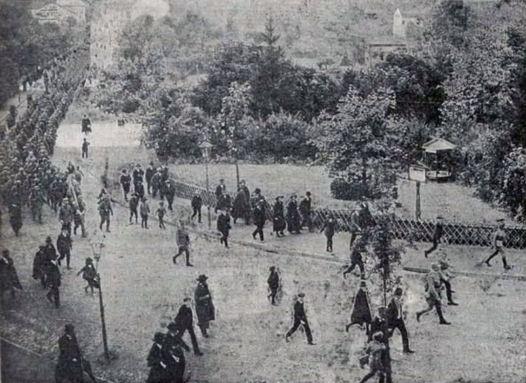 Wymarsz Legionu Śląskiego z Cieszyna. 1914 r. Źródło: Wikimedia Commons
