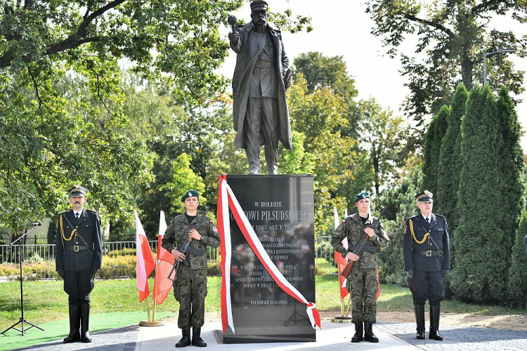 Pomnik marszałka Józefa Piłsudskiego odsłonięto w Polkowicach. Fot. PAP/M. Kulczyński