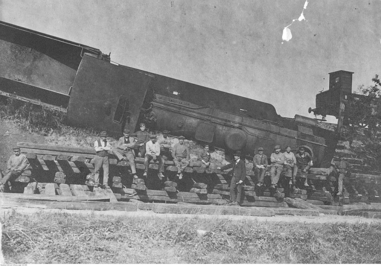 III Powstanie Śląskie: grupa powstańców przy zniszczonym pociągu pod Kędzierzynem. Widoczny przewrócony parowóz serii Tp 1. Fot. NAC