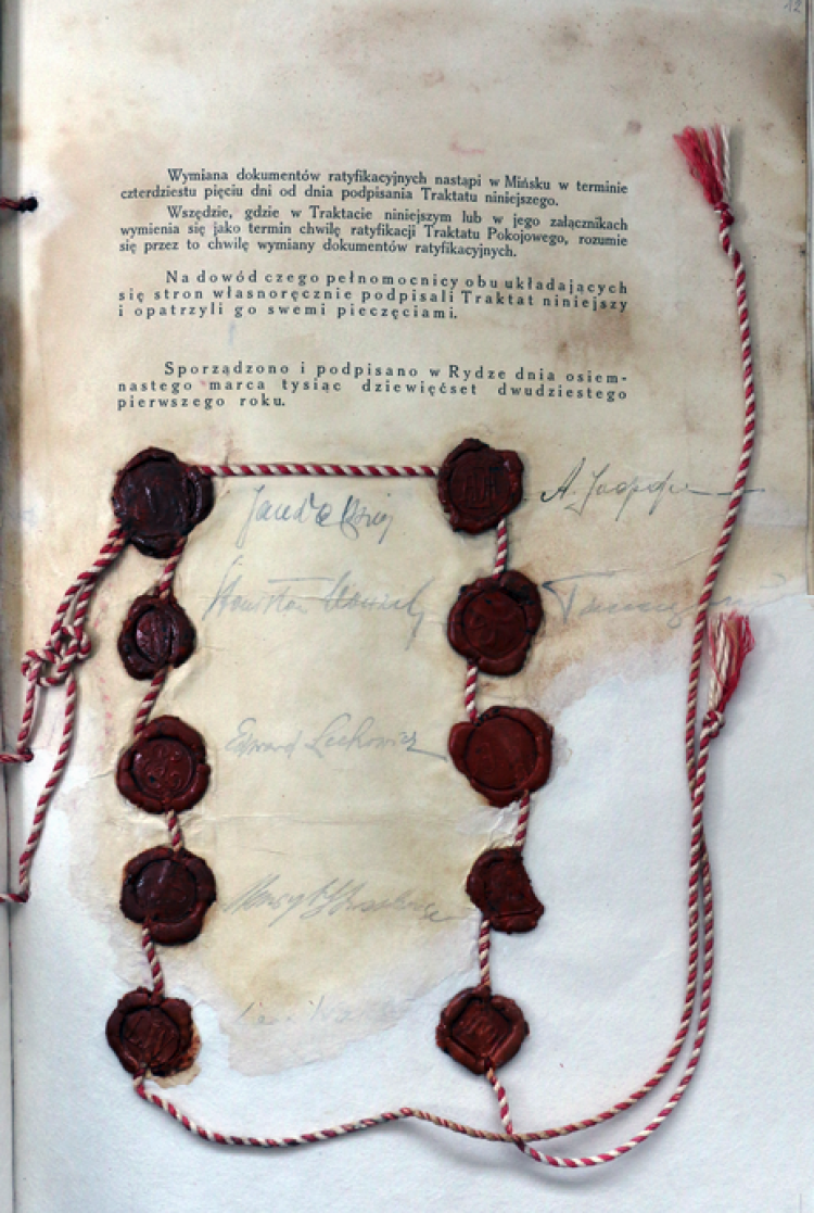 Ostatnia strona dokumentu Traktatu ryskiego z 18 marca 1921 r. z pieczęciami i podpisami stron. Źródło: Wikipedia Commons