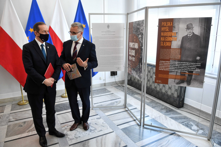 Marszałek Senatu Tomasz Grodzki (L) oraz dyrektor katowickiego oddziału Instytutu Pamięci Narodowej Andrzej Sznajder (P) podczas uroczystego otwarcia wystawy pt. „Powstania Śląskie 1919 -1921”. Fot. PAP/R. Pietruszka