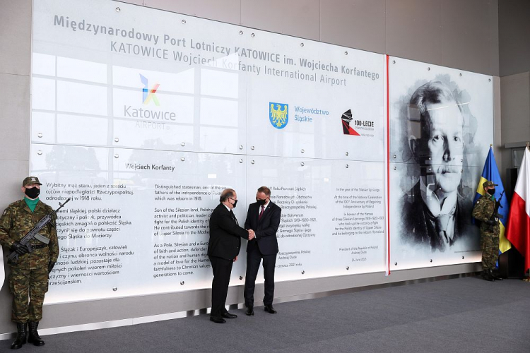 Prezydent Andrzej Duda (P) i Michael Korfanty podczas uroczystości nadania Międzynarodowemu Portowi Lotniczemu Katowice w Pyrzowicach imienia Wojciecha Korfantego. Fot. PAP/A. Grygiel