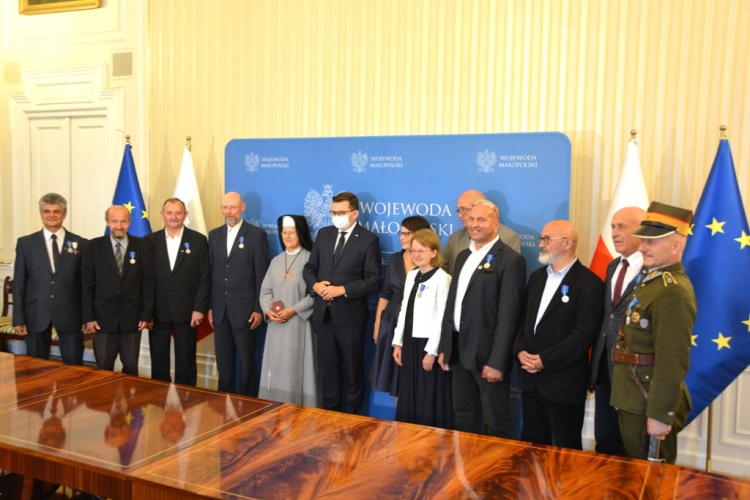 12.07.2021 r., Kraków. Uroczystość wręczenia prezydenckich medali 100-lecia Odzyskanej Niepodległości dla zasłużonych Małopolan. Źródło: www.facebook.com/muwkrakow