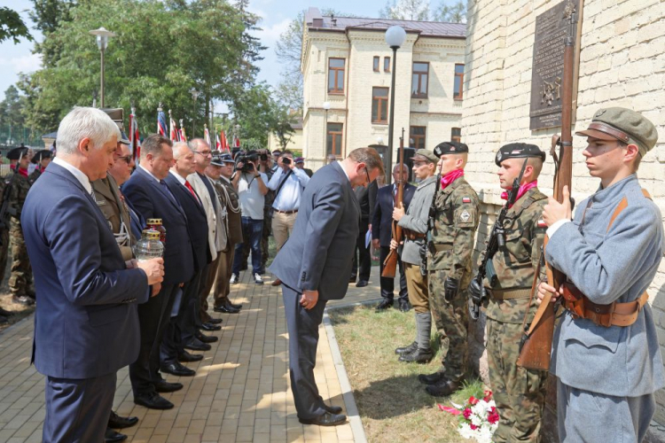 Szef Urzędu do Spraw Kombatantów i Osób Represjonowanych Jan Józef Kasprzyk (C), wojewoda podlaski Bohdan Paszkowski (L), starosta augustowski Jarosław Szlaszyński (4L) oraz poseł PiS Jarosław Zieliński (3L) podczas odsłonięcia tablicy pamiątkowej. Augustów, 25.07.2021. Fot. PAP/A. Reszko