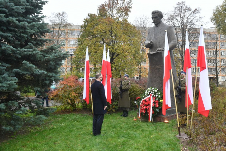 Prezydent RP Andrzej Duda (C) składa wieniec pod pomnikiem Ignacego Daszyńskiego przy placu Na Rozdrożu. Warszawa, 11.11.2020. Fot. PAP/R. Pietruszka