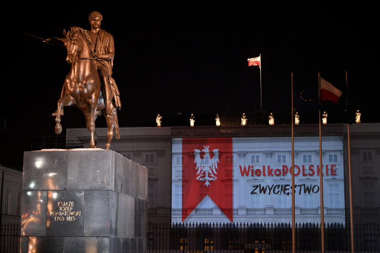 Iluminacja upamiętniająca 103. rocznicę wybuchu Powstania Wielkopolskiego na Pałacu Prezydenckim w Warszawie. Fot. PAP/R. Pietruszka Iluminacja upamiętniająca 103. rocznicę wybuchu Powstania Wielkopolskiego na Pałacu Prezydenckim w Warszawie. Fot. PAP/R. Pietruszka