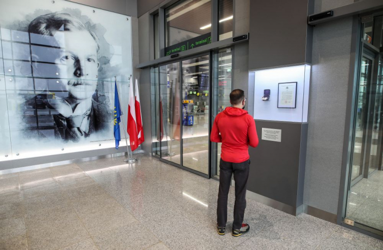 Zegarek Wojciecha Korfantego prezentowany w nowym terminalu B Międzynarodowego Portu Lotniczego Katowice w Pyrzowicach. Fot. PAP/H. Bardo