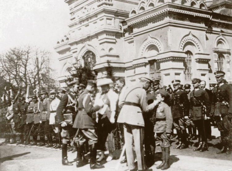Marszałek Józef Piłsudski odznacza obrońców Płocka z 1920 r. Widoczna Marcelina Rościszewska (w białym kapeluszu). Fot. CAW. Źródło: Wikimedia Commons