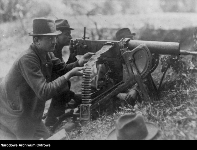 III Powstanie Śląskie: powstańczy ciężki karabin maszynowy Maxim wz. 1908 na podstawie saneczkowej w akcji nad Odrą. Fot. NAC