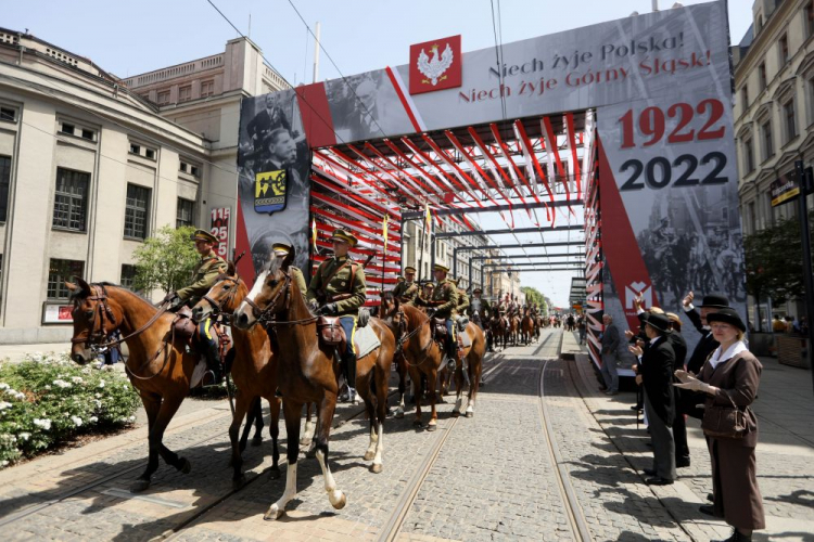 Inscenizacja historyczna, rekonstruująca wejście wojsk polskich do Katowic podczas obchodów 100. rocznicy przejęcia Górnego Śląska przez administrację II Rzeczypospolitej. Fot. PAP/T. Wiktor