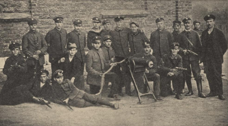 Powstańczy oddział z karabinem maszynowym w Bogucicach. Źródło: Wikimedia Commons Powstańczy oddział z karabinem maszynowym w Bogucicach. Źródło: Wikimedia Commons