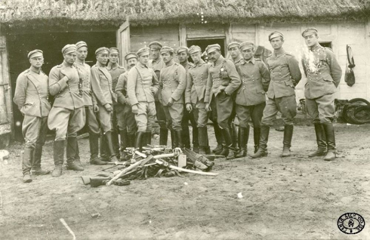 Żołnierze 2. Pułku Ułanów Legionów Polskich stoją przed porzuconą bronią po odmowie złożenia przysięgi. Lipiec 1917 r. Źródło: CAW