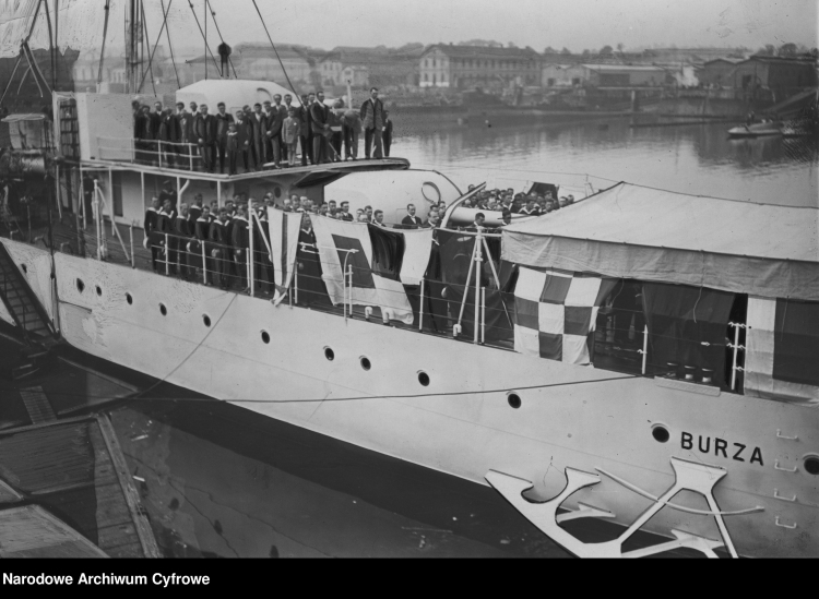 10 08 1932 r. Podniesienie bandery na niszczycielu ORP „Burza” w Cherbourgu. Źródło: NAC