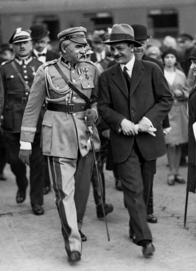 Warszawa, 25 05 1929. Marszałek Józef Piłsudski na dworcu podczas rozmowy z premierem Kazimierzem Świtalskim. Źródło: NAC