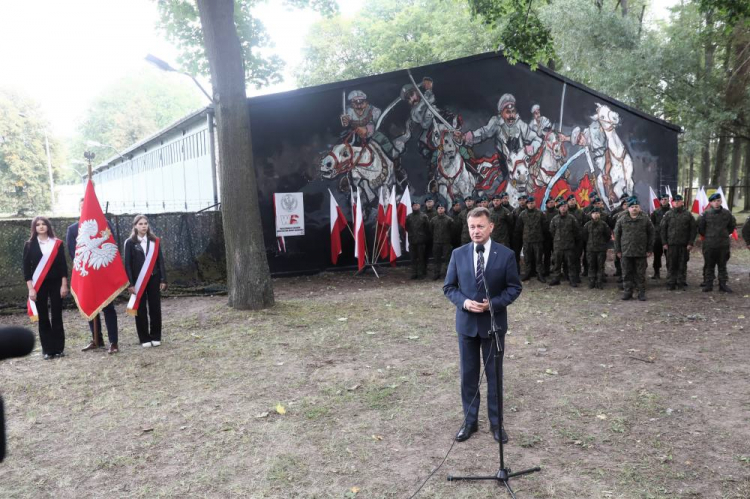 Wicepremier, minister obrony narodowej Mariusz Błaszczak (C) przemawia na odsłonięciu muralu „Niepodległa Twierdza Modlin” w Nowym Dworze Mazowieckim. Fot. PAP/T. Gzell