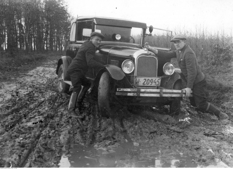 Tablice rejestracyjne z lat 1922-37 z Warszawy. Źródło: NAC