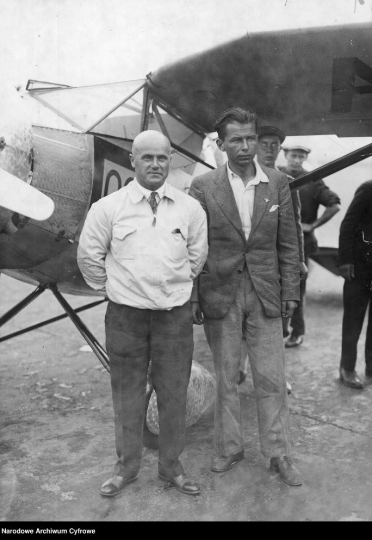 Zwycięzcy zawodów Challenge 1932 pilot Franciszek Żwirko (1. z lewej) i konstruktor lotniczy Stanisław Wigura przed samolotem na lotnisku Tempelhof. Fot. NAC