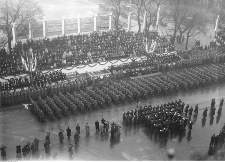 Obchody Święta Niepodległości w Warszawie - oddziały piechoty defilujące przed trybuną honorową. 11.11.1937. Źródło: NAC