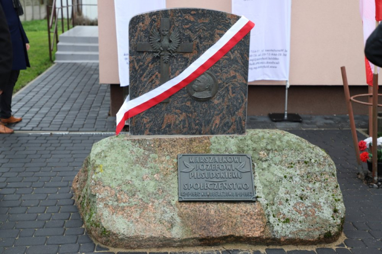 Odsłonięcie odrestaurowanego pomnika Józefa Piłsudskiego. Nowoberezowo, 12.11.2022. Fot. Natalia Krzywicka / IPN