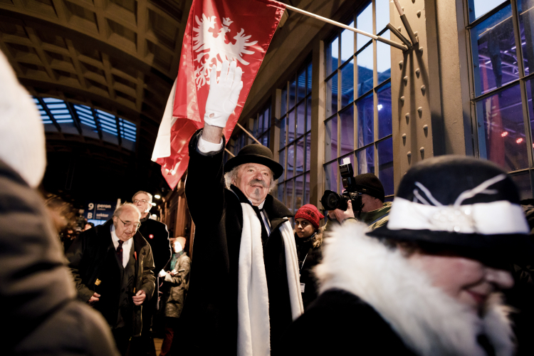 Wcielający się w rolę Paderewskiego poznański aktor Andrzej Lajborek (C) oraz dyrygent poznańskiego Chóru Nauczycieli im. I. J. Paderewskiego Ryszard Łuczak (L) podczas tradycyjnej inscenizacji przyjazdu Ignacego Jana Paderewskiego na dworzec kolejowy w Poznaniu. Fot. PAP/M. Zakrzewski