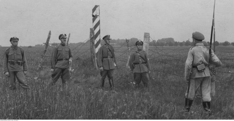 Żołnierze Korpusu Ochrony Pogranicza na granicy polsko-sowieckiej - spotkanie z patrolem sowieckim. Fot. NAC
