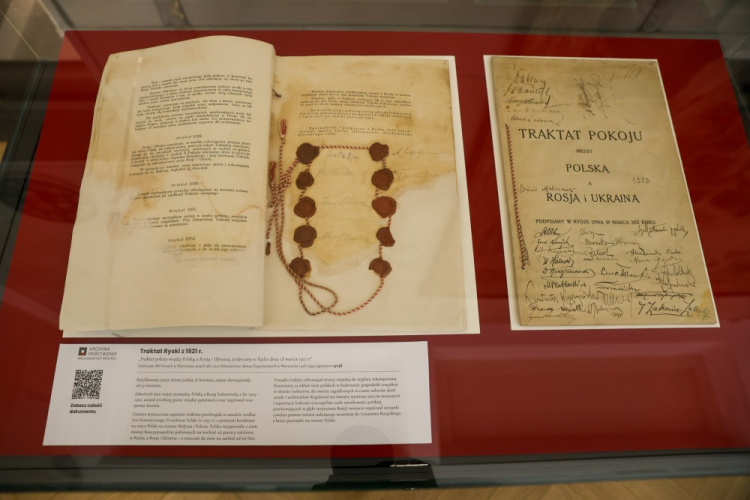 Oryginał traktatu ryskiego z 1921 roku przekazany uroczyście do zasobów Archiwum Akt Nowych w siedzibie Ministerstwa Spraw Zagranicznych w Warszawie. Fot. PAP/R. Guz