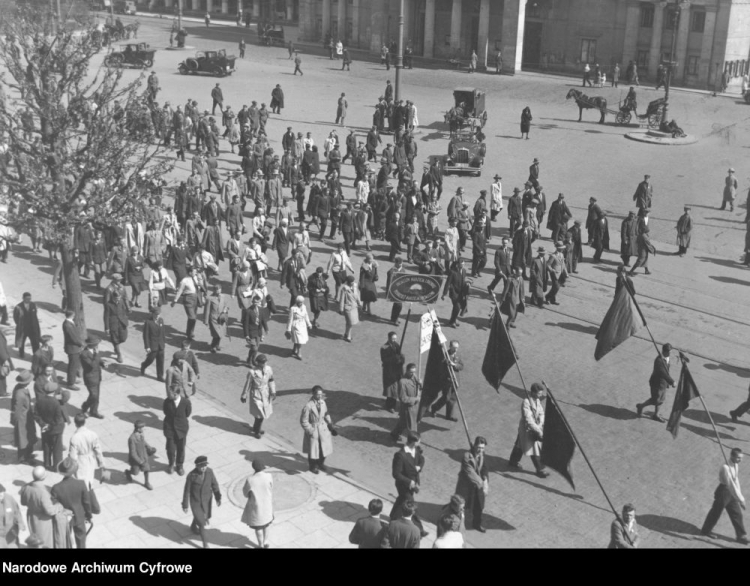 Obchody święta 1 Maja w Warszawie. Pochód Polskiej Partii Socjalistycznej na placu Teatralnym. 1919–1939. Fot. NAC Obchody święta 1 Maja w Warszawie. Pochód Polskiej Partii Socjalistycznej na placu Teatralnym. 1919–1939. Fot. NAC