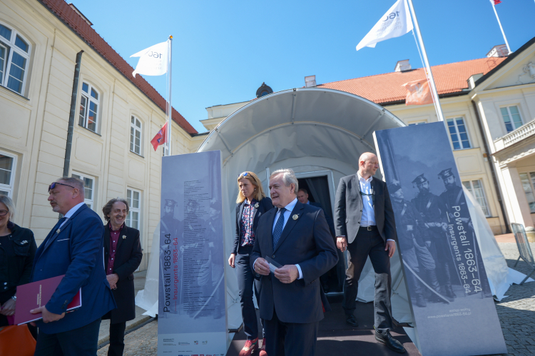 Warszawa, 10.05.2023. Wicepremier, minister kultury i dziedzictwa narodowego Piotr Gliński (C) podczas otwarcia wystawy multimedialnej „Powstali 1863–64” na dziedzińcu Ministerstwa Kultury i Dziedzictwa Narodowego. Fot. PAP/M. Obara Warszawa, 10.05.2023. Wicepremier, minister kultury i dziedzictwa narodowego Piotr Gliński (C) podczas otwarcia wystawy multimedialnej „Powstali 1863–64” na dziedzińcu Ministerstwa Kultury i Dziedzictwa Narodowego. Fot. PAP/M. Obara