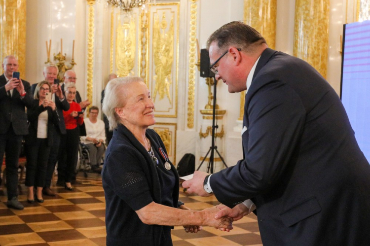 Szef UdSKiOR Jan Józef Kasprzyk (P) i odznaczona medalem Pro Patria Magdalena Kapuścińska (L) podczas uroczystej gali na Zamku Królewskim w Warszawie w ramach obchodów 100. rocznicy powołania Instytutu Józefa Piłsudskiego. Fot. PAP/P. Supernak