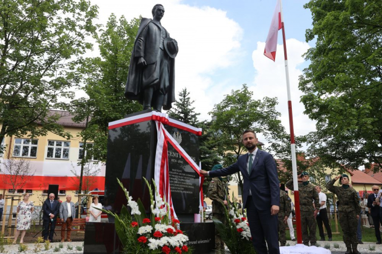 Prezes Polskiego Stronnictwa Ludowego Władysław Kosiniak-Kamysz (C) podczas uroczystego odsłonięcia pomnika Wincentego Witosa w Błaszkach. Fot. PAP/M. Zubrzycki
