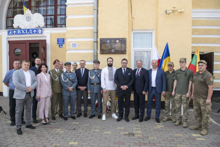 Tablicę "W 100. rocznicę spotkania Naczelnika Państwa Polskiego Marszałka Józefa Piłsudskiego i Prezesa Dyrektoriatu Ukraińskiej Republiki Ludowej Symona Petlury na stacji kolejowej w Berdyczowie", odsłonięto na dworcu kolejowym w Berdyczowie na Ukrainie. Fot. PAP/V. Musiienko