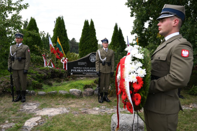 Ceremonia złożenia wieńca w Zułowie. 23.09.2023. Fot. PAP/V. Doveiko