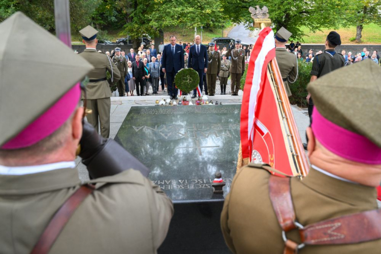 Szef Urzędu do Spraw Kombatantów i Osób Represjonowanych Jan Józef Kasprzyk (C-L) i ambasador RP na Litwie Konstanty Radziwiłł (C-P) podczas złożenia kwiatów na cmentarzu na Rossie. Wilno, 23.09.2023. Fot. PAP/V. Doveiko