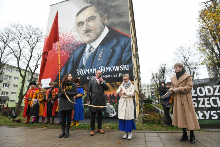 Prezes Fundacji „Obowiązek Polski", pomysłodawca muralu Dariusz Wasilewski (C) podczas uroczystości odsłonięcia malunku z wizerunkiem współzałożyciela Narodowej Demokracji Romana Dmowskiego na jednym z bloków przy Alei Solidarności w Białymstoku. Fot. PAP/M. Zieliński