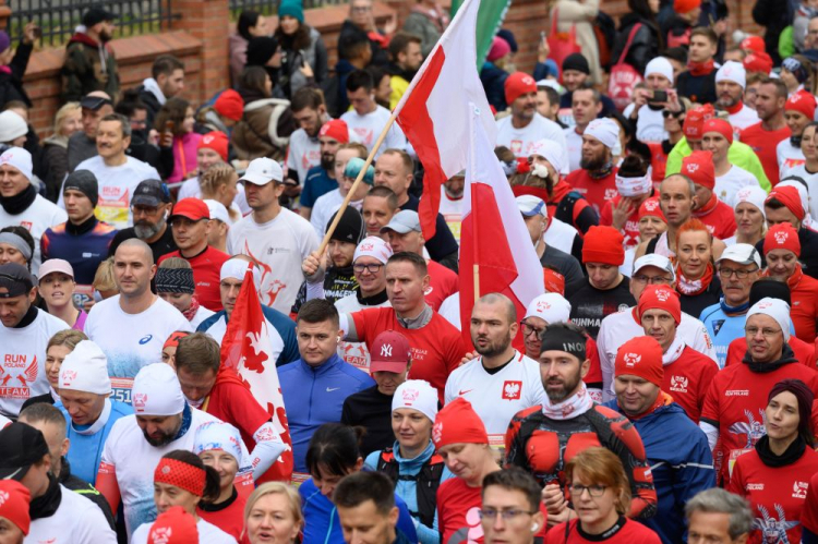 Uczestnicy na starcie biegu RunPoland, który upamiętnia odzyskanie przez Polskę niepodległości w 1918 roku. Poznań, 11.11.2022. Fot. PAP/J. Kaczmarczyk