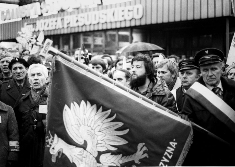 Z inicjatywy Komisji Zakładowej NSZZ Solidarność Gdańskiej Stoczni Remontowa (GSR) zorganizowano uroczystości z okazji nadania jej imienia Józefa Piłsudskiego. 11.11.1981. Fot. PAP/G. Rogiński