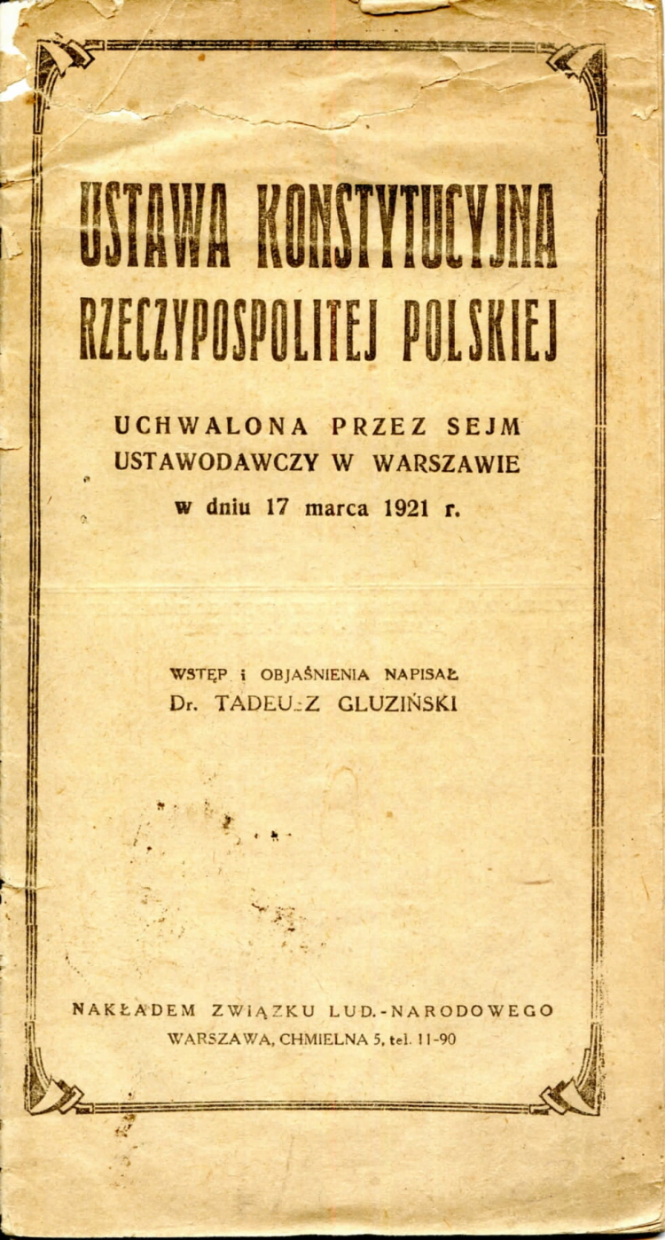 Konstytucja marcowa 1921 r., poprzedzona obszernym wstępem dr. Tadeusza Gluzińskiego. Wydawnictwo opublikowane nakładem Związku Ludowo-Narodowego. Źródło: Wikimedia Commons