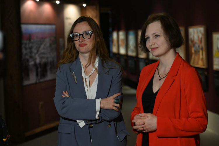 Kuratorki wystawy "(po)ŻYDOWSKIE. Sztetl Opatów oczami Majera Kirszenblata" w Muzeum POLIN dr Natalia Romik (L) i dr Justyna Koszarska-Szulc. Fot. PAP/R. Pietruszka Kuratorki wystawy "(po)ŻYDOWSKIE. Sztetl Opatów oczami Majera Kirszenblata" w Muzeum POLIN dr Natalia Romik (L) i dr Justyna Koszarska-Szulc. Fot. PAP/R. Pietruszka