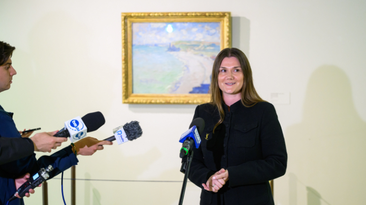 Kuratorka Galerii Sztuki Europejskiej MNP Martyna Łukasiewicz-Espinosa podczas prezentacji obrazu Claude'a Moneta "Plaża w Pourville" po konserwacji dzieła. Fot. PAP/Jakub Kaczmarczyk