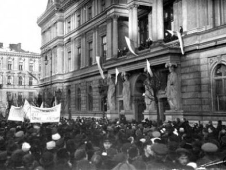 Manifestacja przed siedzibą pierwszego rządu w niepodległej Polsce – Warszawa, 14 listopada 1918 r. Fot. CAW/WBH