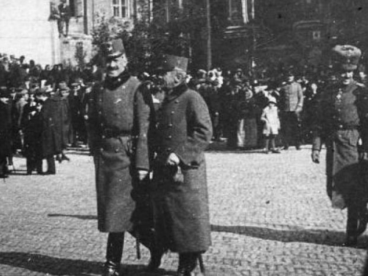 Gen. Stanisław Szeptycki i gen. Karl von Kuk przed katedrą w Lublinie po ogłoszeniu Aktu 5 listopada 1916 r. Źródło: CAW