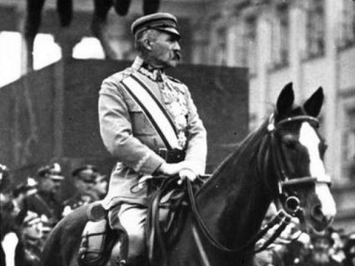 Marszałek Józef Piłsudski na Kasztance. Obchody Święta Niepodległości na Pl. Saskim w Warszawie. 1926 r. Źródło: NAC 